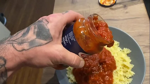 JE MANGE LES PATES AU SPERME DE MON HOMME ET J'ADORE CA !