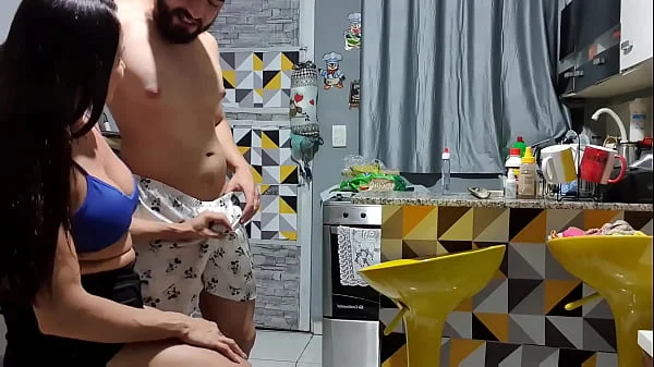 VIZINHO  PRESTATIVO VEIO ME DAR UMA AJUDINHA  BÁSICA!!  .SOU SOLIDÁRIA  COM QUEM ME AJUDA.