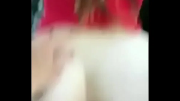 Cogiendo amiga chaparrita en el carro