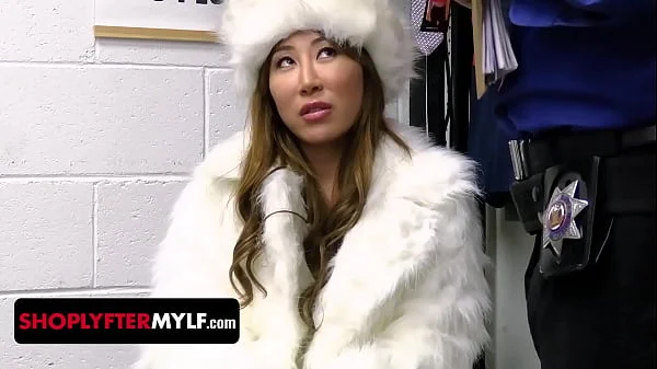 Super Hot Chinese Pornstar Nicole Doshi Gets a Cavity Search While Christmas Shopping - Shoplyfter Mylf