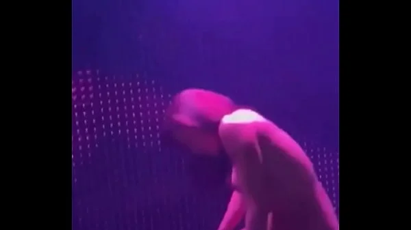Fã pelada no show da pipokinha fazendo oral nela completo