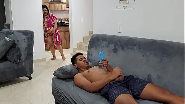 Mi madrastra me mira masturbándome y se pone cachonda, le acaricia el coño