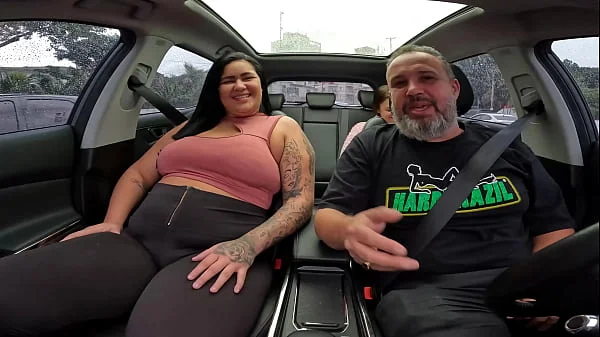 Alessandra Lopes com sua bunda imensa faz sua estreia nas ruas da cidade dando aquela mamada