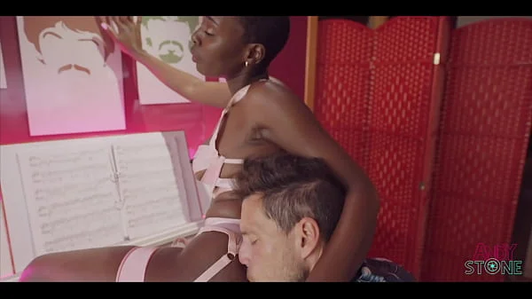 SCREWING A MILF EBONY AT THE PIANO !
