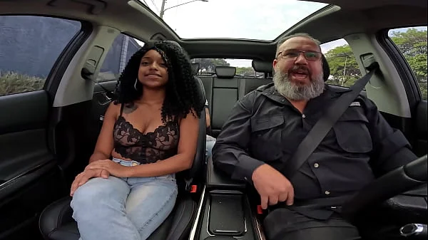 Novinha distribui beijos nas ruas após pagar um boquete na carona do Ted - Vicky Menage