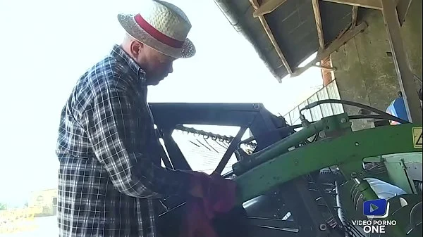 Justine et Sophie s'amusent entre coquines à la ferme