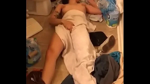 Chica pillada masturbandoce