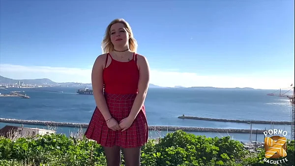 Matylde, plantureuse blonde de 20 ans assoiffée de sexe !
