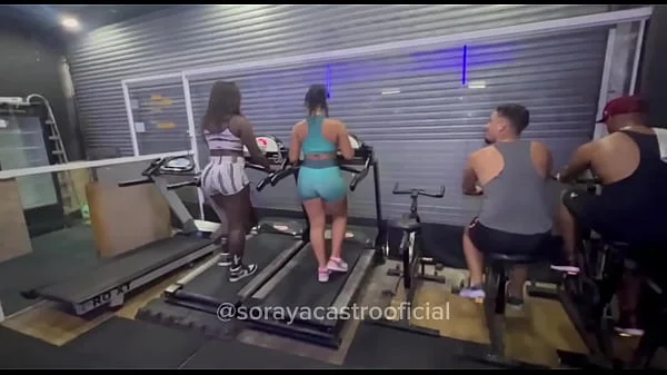 Fudendo duas gostosas na academia enquanto o corno assiste completo no red e sheer