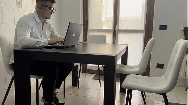 oggi la mia segretaria e' venuta a lavoro vestita in modo molto provocante e si e' masturbata sotto al tavolo, non ho resistito e le ho scopato bocca,figa e culo
