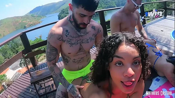 TROCA DE CASAIS FODENDO A BUCETINHA DE DUAS MORENAS SAFADAS EM SITIO PÚBLICO - COLLAB GALEGO BSB - TEASER