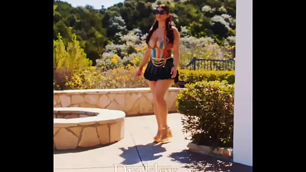 Violet Myers also comes to the party / edit/