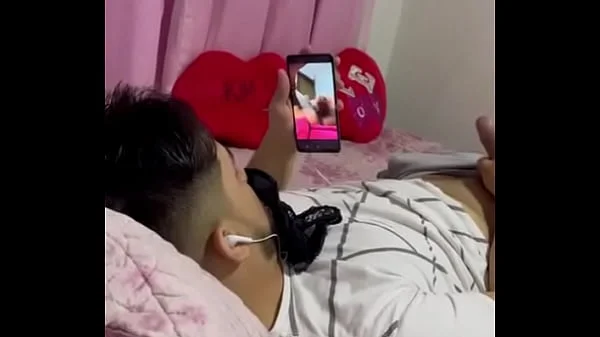 Me pilló masturbándome y me dio vagina como castigo