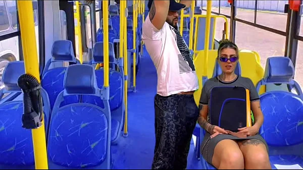 acochei a minha vizinha ninfeta vindo da escola dentro do ônibus público safada não conseguiu resistir e caiu d boca na minha rola ali mesmo( completo no sheer e red)