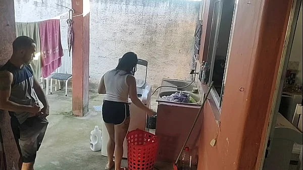 esposa saiu e a empregada não resistiu ao meu pau ereto