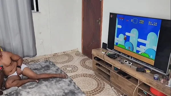 Jogo de vídeo game super Mario. Termina em sexo com Alex Lima