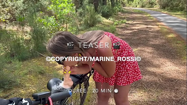 Jeune Française se fait baiser le cul sur son vélo