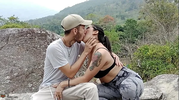Follandole el coño a la perra de mi vecina mientras su marido no esta en casa