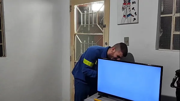 a russah chamou o eletricista para arrumar sua tv e pagou com sexo