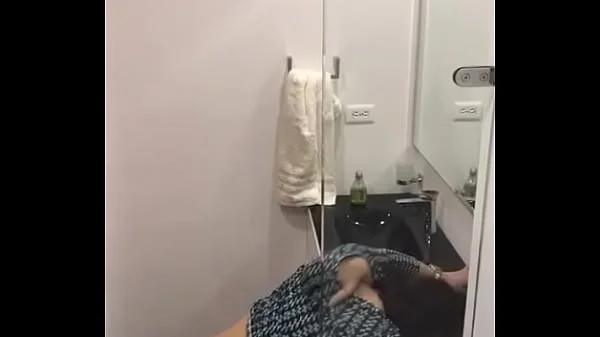 descubro a mis amigos en el baño por los fuertes gemidos