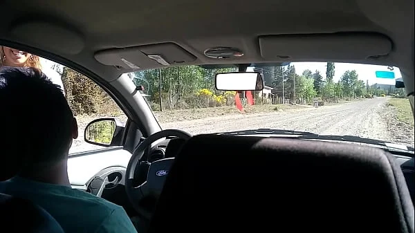 Joven desconocida me masturba en mi auto en la calle