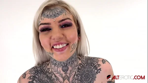 Tattooed Amber Luke rides the tremor for the first time