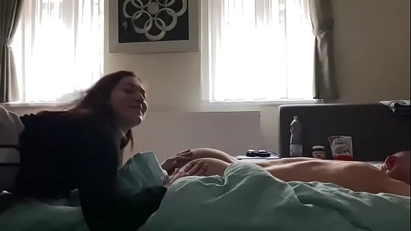 Trio amateur avec 2 chaudes jeunes filles qui se font fourré à tout de role