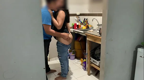 Me culeo a mi amiga en la cocina esta enojada por que el marido la mando a lavar los platos le meto la verga en la vagina y en la boca y el pendejo del marido ve television ni cuenta se da