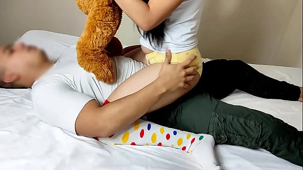 es Engañada por su cuidador pervertido Para que Juega encima de su Polla con su Vagina y asi  Aprovecharse de ella Sub English
