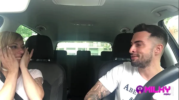 Conocieron a tu mamá por Tinder y la follaron... Milf española cachonda