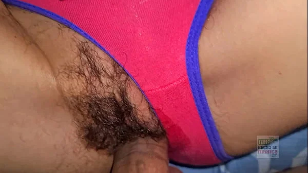 Mia se toma una pastilla para dormir después de la peda, no puede aguantarlo todavía usa calzones de niña y llena de pelos pero estoy seguro ya se la han cogido 2da parte