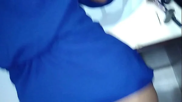 Nos escapamos al baño del bar para terminar en un rapidito