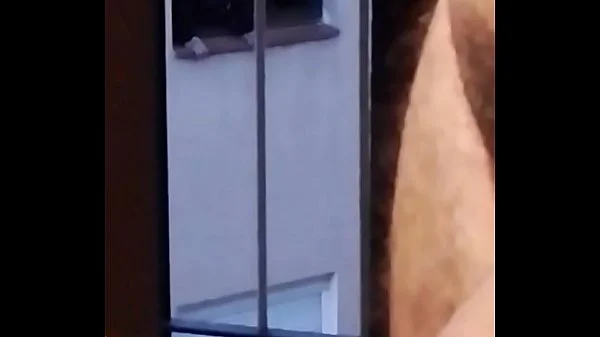 Exhibiciónista frente a la ventana