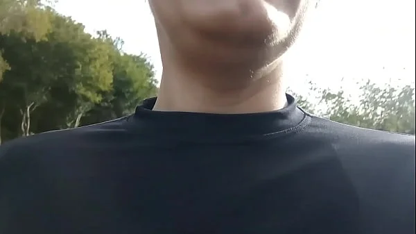 Raquel sem máscara pagando boquete para desconhecido no meio da rua durante o dia