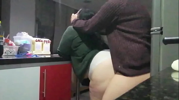 Vecina gordita me llama cuando el marido no esta