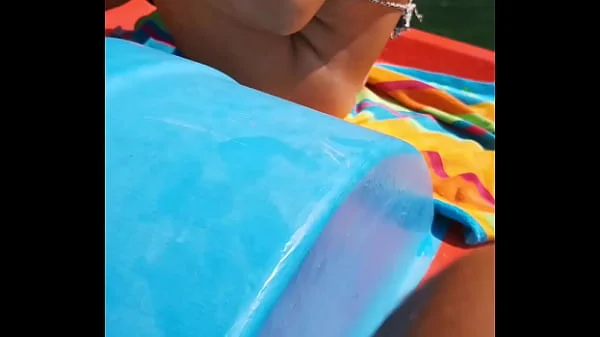 Mio marito mi fa video mentre mi masturbo la figa sulla barca in riva al lago era pieno di gente che sicuramente guardava, tutto molto eccitante!
